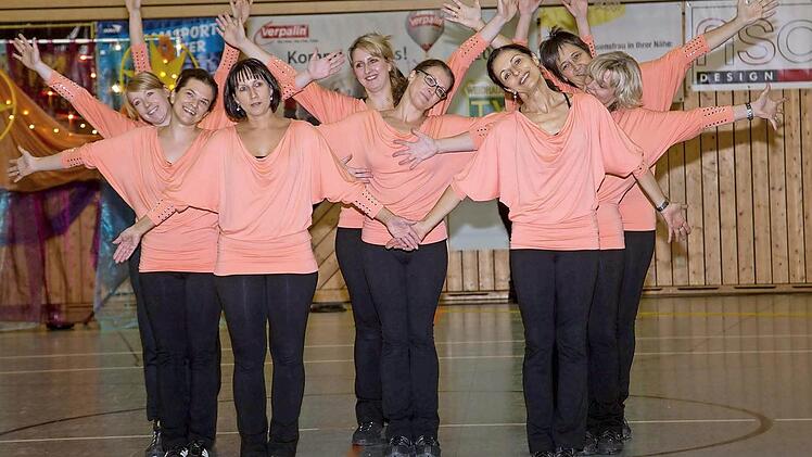 Vielarmiges Schlussbild beim Aerobic-Dance Fotos: Klaus Gagel