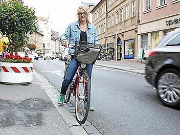 Christine Löffler am Unfallort in der Langen Straße, an dem sie vom Rad stürzte und sich verletzte. Foto: Peter Groscurth