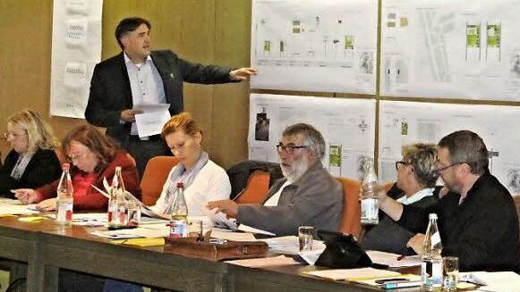 Bürgermeister Harald Pascher (stehend) erläuterte anhand von Plänen zusammen mit Stadtplaner Jürgen Bergmann das neue Beschilderungskonzept der Stadt Ebern.  Fotos: Helmut Will