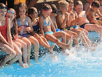 Viel Spaß hatten die Schüler beim Schwimmunterricht der Eberner DLRG-Ortsgruppe. Foto: Helmut Will