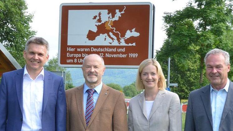 Sie kämpften für ein gemeinsames Oberzentrum Neustadt/Sonneberg Heiko Vogt, Jürgen W. Heike, Beate Meißner und Frank Rebhan. Beide Freistaaten lehnten ab. Foto: Rainer Lutz