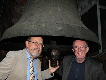 Kulmbachs lutherischer Dekan Thomas Kretschmar (links) und sein katholisches Pendant Hans Roppelt haben am Donnerstag   den Turm der Petrikirche bestiegen und symbolisch die Glocke geläutet. Am 31. Oktober erklingen  um 15.17 Uhr alle Kirchen der Stadt gemeinsam.   Andreas Schmitt