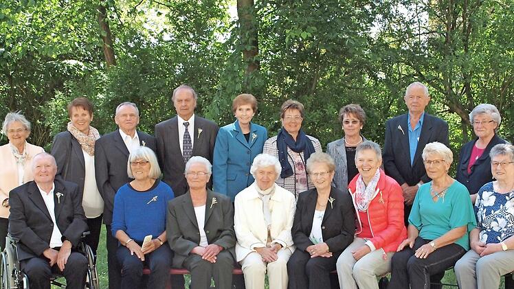 Diese Jubelkonfirmanden feierten in ihrer Heimatkirche St. Maria ihre diamantene Konfirmation.