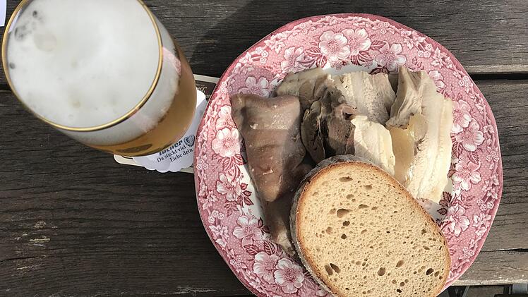 Traditionelles Frühstück zum Kerwasauftakt am Donnerstag: Kesselfleisch und eine Hopfenkaltschale.  Fotos: Michael Busch