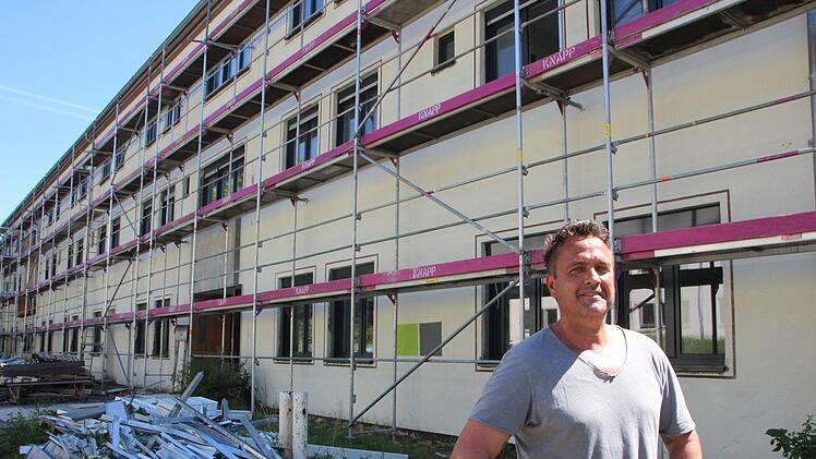 Thomas Kastler vor dem Kompaniegebäude in der alten Kaserne, das zurzeit entkernt wird. Für  die IFA-Akademie werden hier Schlaf- und Schulungsräume, Büros, Dusch- und Erholungsbereiche entstehen.