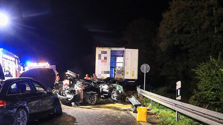 Bei einem schweren Unfall am Freitagabend (23. Oktober 2020) ist  22-jähriger Autofahrer auf der A7 in Unterfranken lebensgefährlich verletzt worden.