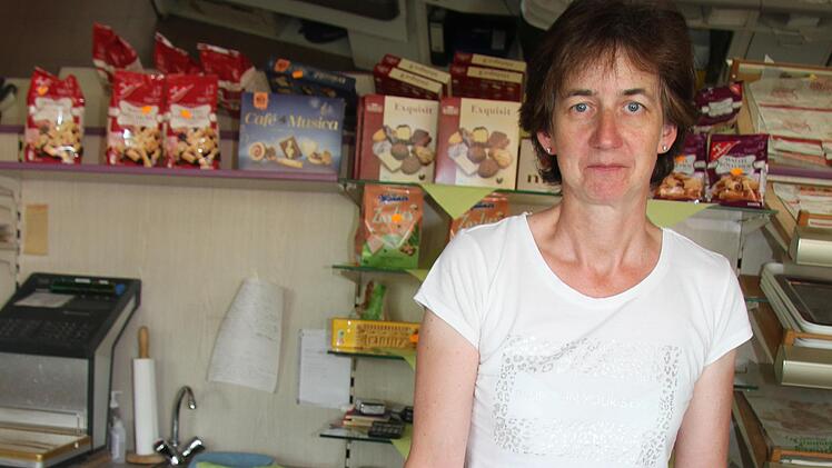 Christine Schwab schmeißt den Laden und hilft in der Bäckerei mit. Allein mit der 80jährigen Schwiegermutter kann sie den Backbetrieb aber nicht aufrechterhalten. Foto: Sonny Adam