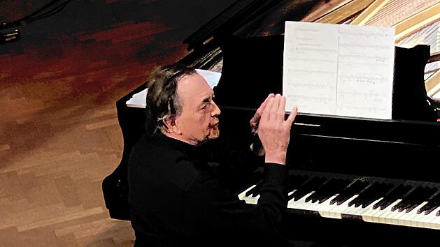 Der französische Pianist Pierre-Laurent Aimard hatte seinen Urlaub abgebrochen und ist für den erkrankten Sir András Schiff eingesprungen.