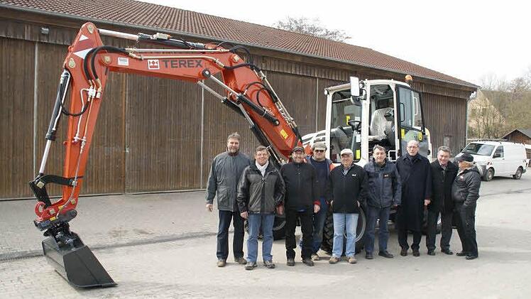 Große Freude bei den Männern im Rauhenebracher Bauhof: Der neue Bagger Terex TW 110 wurde geliefert.  Fotos: Sabine Weinbeer