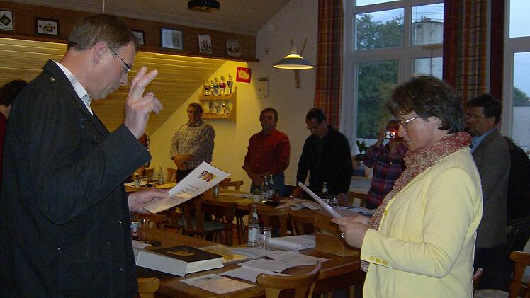 Georg Potzner legt seinen Amtseid als Zweiter Bürgermeister ab. Foto: Malbrich