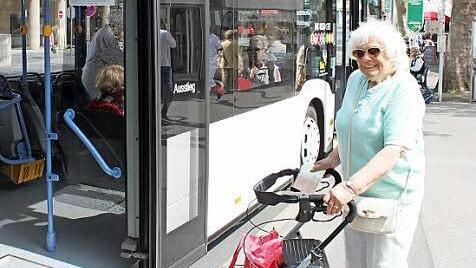 Gut lachen hat Margot Kiesel. Sie kann künftig von der Seniorenkarte "Aktiv 65+" profitieren. Foto: Thomas Mäuser