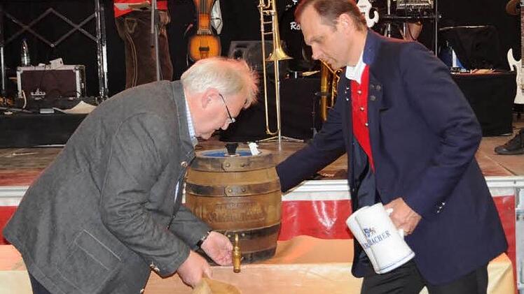Geschickt bewältigte Bürgermeister Claus Bittenbrünn (links) den Bieranstich am Freitagabend zum Pfingstfestauftakt.  Fotos: Gerold Snater