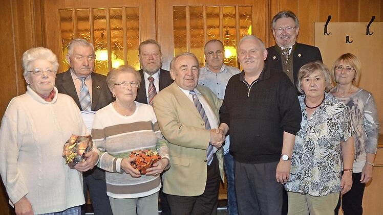 Ehrungen beim VdK Pressig. Mit im Bild VdK-Kreischef Heinz Hausmann (vorne, 3. v. l.) mit dem neuen Vorsitzenden Hilmar Fiedler (vorne, 2. v. r.), dem Ehrenvorsitzenden und langjährigen Vorsitzenden Otmar Raab (hinten, 2. v. l.) und Bürgermeister Hans Pietz (hinten rechts) sowie die Geehrten (v. l.) Karin Götze, Josef Konrad, Marie Lang, Herbert Müller sowie Karin Meserle und Barbara Schmid Foto: K.- H. Hofmann