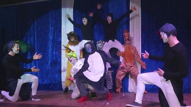 Gelungene Show der Tierhorde mit Affen, Löwen, Zebras und Giraffen.