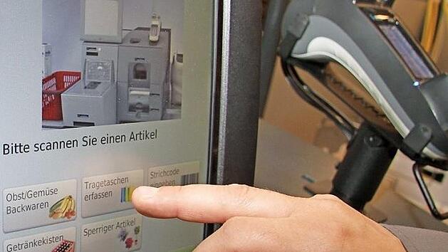 Das Edeka-Center Am Goldenen Feld f&uuml;hrt als erster Supermarkt in Kulmbach Selbstscan-Kassen ein. Auch Tragetaschen, die auf dem Wiegekorb abgestellt werden, k&ouml;nnen erfasst werden, damit genau gewogen werden kann. Fotos: Sonny Adam