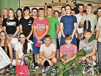 Gutscheine und Sachpreise im Wert von 900 Euro gab es f&uuml;r die erfolgreichsten Teilnehmer am siebten Schreibwettbewerb, den der Verein f&uuml;r kommunale Zusammenarbeit am Obermain f&uuml;r die achten Klassen der Mittelschule Altenkunstadt ausgerichtet hat. Auf gro&szlig;en Wandplakaten informierten 56 Sch&uuml;ler &uuml;ber ihre Betriebspraktika in Unternehmen, sozialen Einrichtungen, Kinderg&auml;rten und Kommunen. Foto: Bernd Kleinert