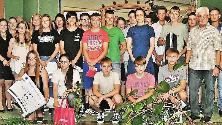 Gutscheine und Sachpreise im Wert von 900 Euro gab es f&uuml;r die erfolgreichsten Teilnehmer am siebten Schreibwettbewerb, den der Verein f&uuml;r kommunale Zusammenarbeit am Obermain f&uuml;r die achten Klassen der Mittelschule Altenkunstadt ausgerichtet hat. Auf gro&szlig;en Wandplakaten informierten 56 Sch&uuml;ler &uuml;ber ihre Betriebspraktika in Unternehmen, sozialen Einrichtungen, Kinderg&auml;rten und Kommunen. Foto: Bernd Kleinert