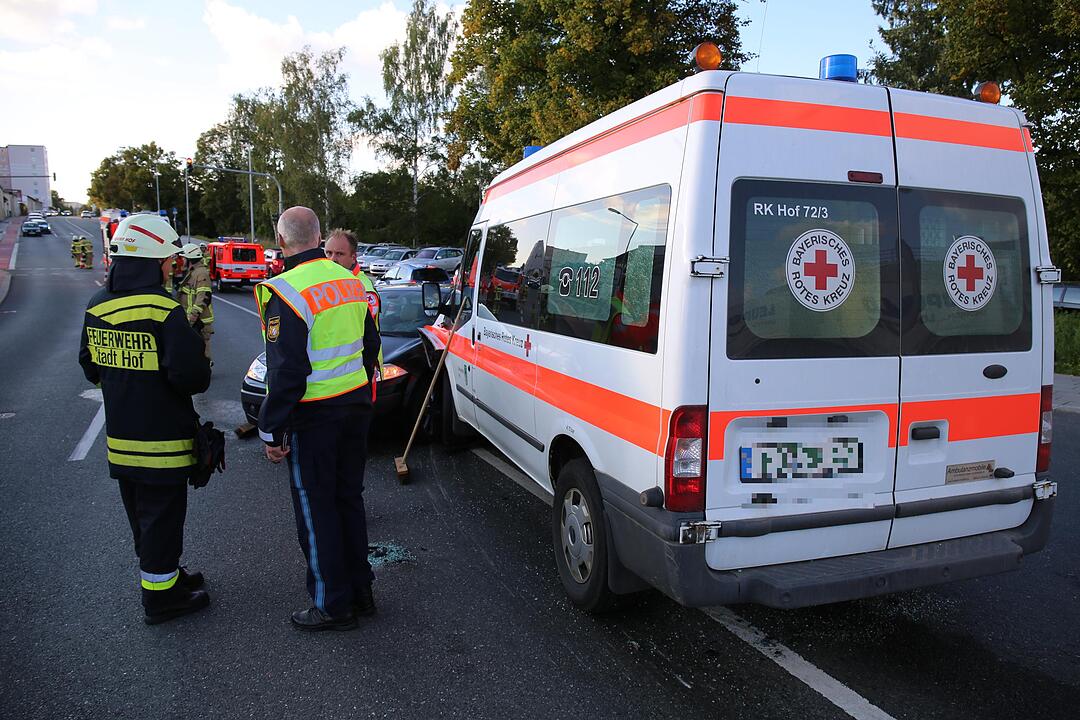 Rettungswagen und Auto stoßen in Hof zusammen