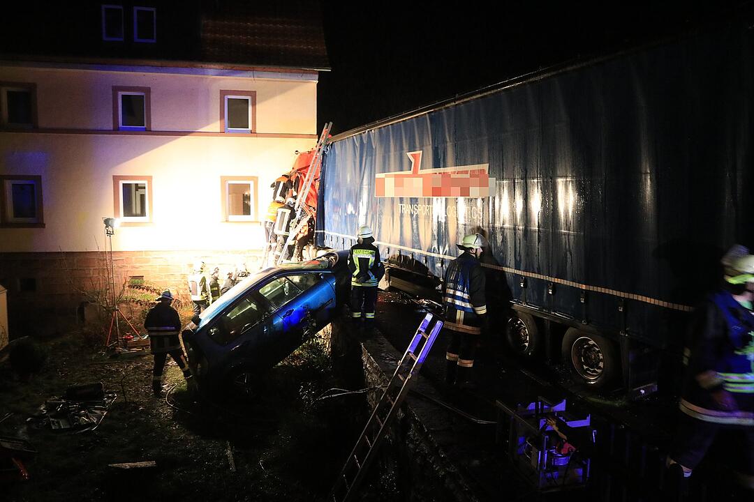 Unterfranken: Sattelzug kracht frontal in Wohnhaus - Fahrer eingeklemmt und schwer verletzt