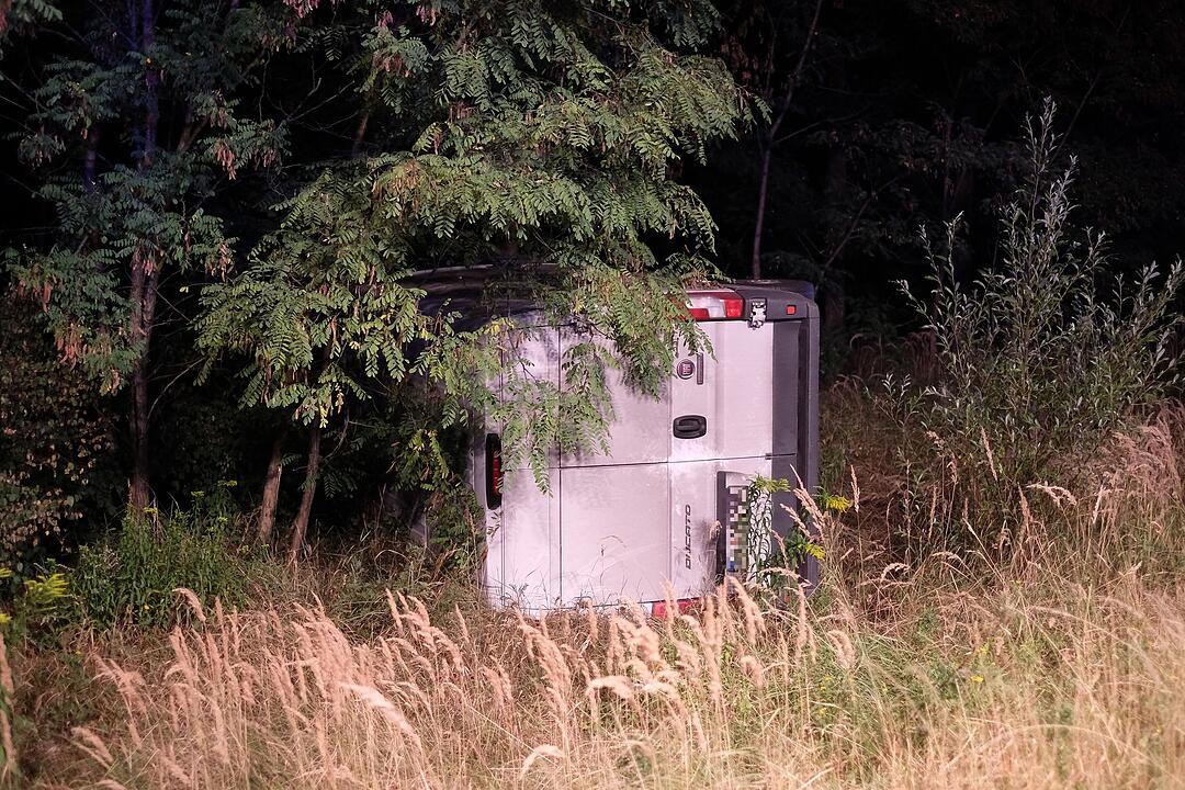 Feuerwehrleute werden zu Fußgängern auf der Autobahn - und bleiben dennoch stecken