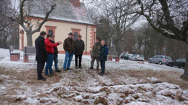 Jetzt gab es einen Ortstermin mit Vertretern des Obst- und Gartenbauvereins, der Unteren Naturschutzbeh&ouml;rde und der Allianz Fr&auml;nkisches Saaletal.  Foto: Gerd Schaar