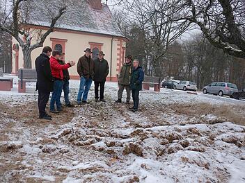 Jetzt gab es einen Ortstermin mit Vertretern des Obst- und Gartenbauvereins, der Unteren Naturschutzbehörde und der Allianz Fränkisches Saaletal.  Foto: Gerd Schaar