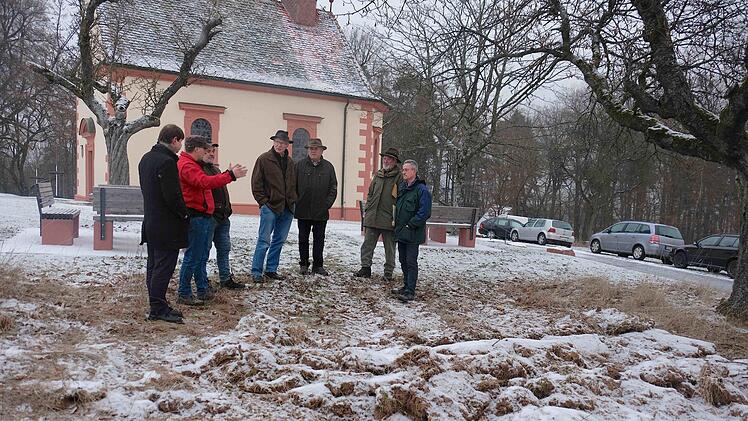 Jetzt gab es einen Ortstermin mit Vertretern des Obst- und Gartenbauvereins, der Unteren Naturschutzbehörde und der Allianz Fränkisches Saaletal.  Foto: Gerd Schaar