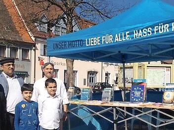 Sajid Ahmed Qureshi (hinten rechts) am Ahmadiyya-Stand in Gräfenberg  Foto: privat