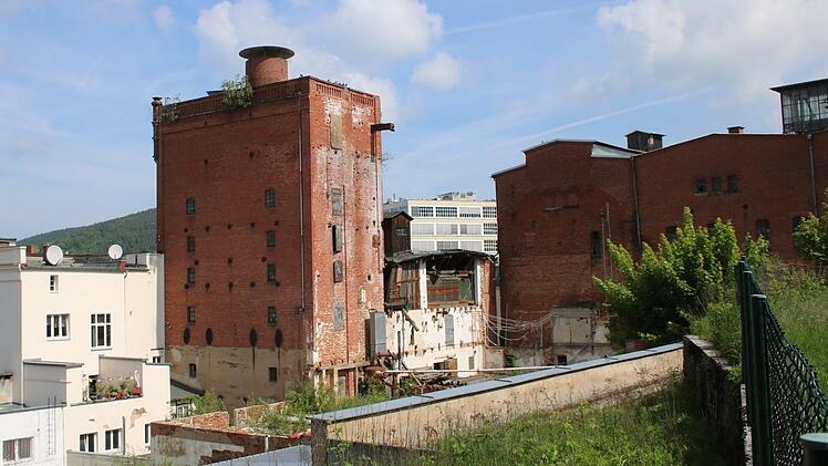 Erhalten bleibt nur der    Darrturm, der entkernt wird und als Treppenhaus dienen soll. Hier hätte man sich auch schwer getan: Denn das siebengeschossige Backsteingebäude  steht unter Denkmalschutz. Foto: Stephan Tiroch