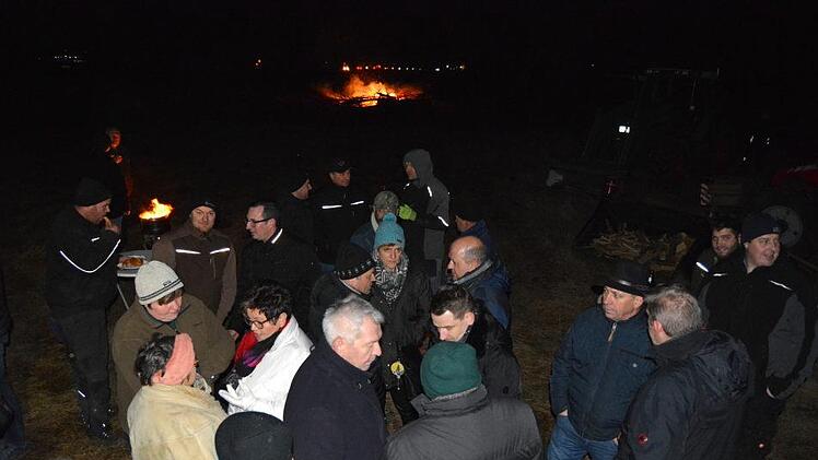 Die Bauern in der Vereinigung "Land schafft Verbindung" treffen sich beim 2. Mahnfeuer bei Unterneuses mit Verbrauchern und Politikern, um auf ihre miserable Lage aufmerksam zu machen und mit ihnen &uuml;ber L&ouml;sungen zu diskutieren.  Foto: Joseph Beck