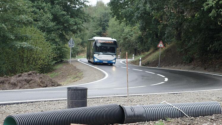 Bis auf einige Restarbeiten ist die Sanierung der B 286 bei Römershag fertig. Der Verkehr fließt wieder.  Foto: Steffen Standke