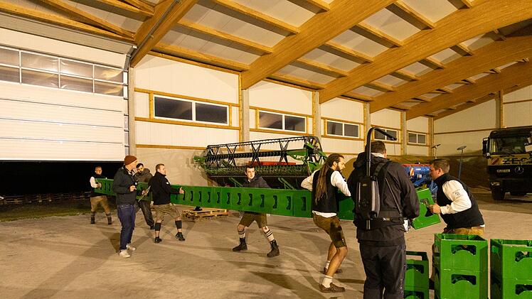 Die Feldmochinger Burschen trainieren ihre Kr&auml;fte beim Bierk&auml;sten-Stapeln.