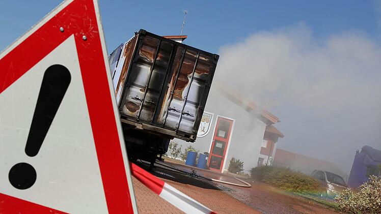Schon wenige Minuten später raucht es aus dem Container, der auf dem Gelände der Feuerwehr Lichtenfels stand.