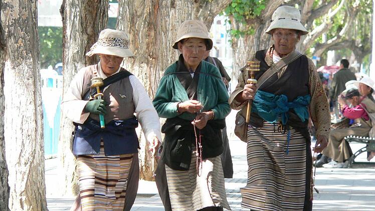 Frauen mit Gebetsmühlen Foto:  privat