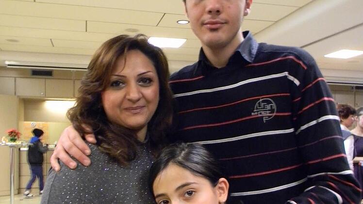 Farahnaz Sedighzadeh Tabassi (l.) mit ihrem Sohn Matin und Tochter Nita.