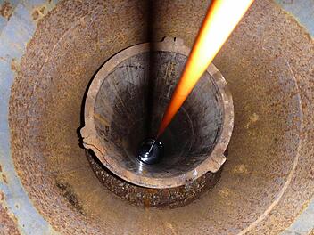 Blick in den Brunnen nach Ausbau der Steigleitung mit Pumpe.Foto: Andreas Gartiser