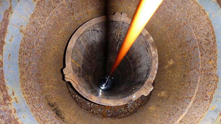 Blick in den Brunnen nach Ausbau der Steigleitung mit Pumpe.Foto: Andreas Gartiser