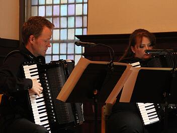 Das Akkordeonquintett der Musikschule der Hofer Symphoniker spielte im Kronacher Rathaussaal.  Foto: Mariell Dörrschmidt