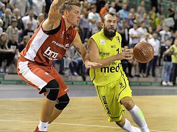 In Bastian Doreth (rechts) setzt sein Trainer Michael Koch große Hoffnungen. Hier zieht er im Vorbereitungsspiel gegen Bamberg an Nationalspieler Daniel Theis vorbei. Foto: Peter Mularczyk