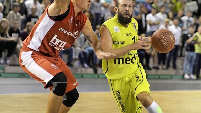 In Bastian Doreth (rechts) setzt sein Trainer Michael Koch große Hoffnungen. Hier zieht er im Vorbereitungsspiel gegen Bamberg an Nationalspieler Daniel Theis vorbei. Foto: Peter Mularczyk