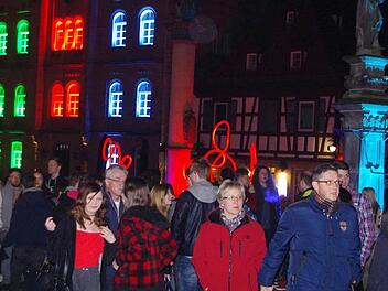 Der Melchior-Otto-Platz mit dem Lichtprojekt von Dr. Schneider war heuer ein wichtiger Treffpunkt bei "Kronach leuchtet". Im kommenden Jahr sollen noch mehr Ideen aus den Reihen der heimischen Bürger und Institutionen ins Festival einfließen. Foto: Archiv/Heike Schülein