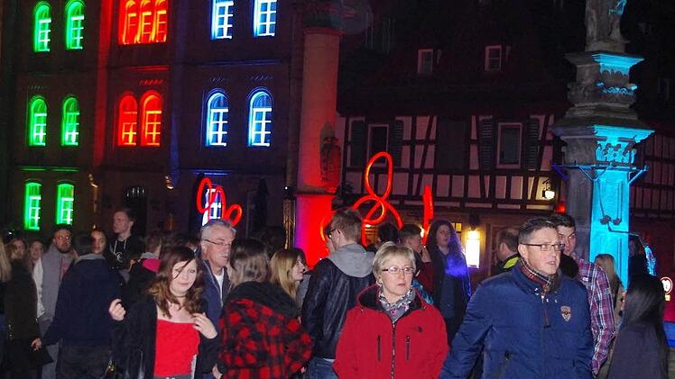 Der Melchior-Otto-Platz mit dem Lichtprojekt von Dr. Schneider war heuer ein wichtiger Treffpunkt bei "Kronach leuchtet". Im kommenden Jahr sollen noch mehr Ideen aus den Reihen der heimischen Bürger und Institutionen ins Festival einfließen. Foto: Archiv/Heike Schülein