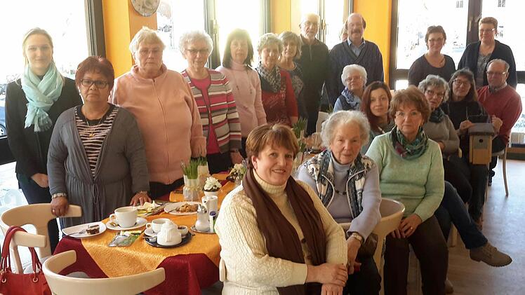 In gemütlicher Runde bei Kaffee und Kuchen fand die Preisverleihung des Bad Brückenauer Blumenschmuckwettbewerbs statt. Lobende Worte fand Bürgermeisterin Brigitte Meyerdierks (Bildmitte vorn) sowohl für die Teilnehmer als auch für die Organisatoren.  Foto: Rolf Pralle