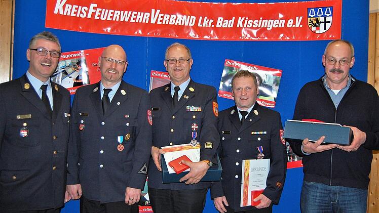 Der stellvertretende Kreisbrandrat Marco Brust (links) gratulierte den für besondere Verdienste ausgezeichneten Kameraden (von links) Hauptfeuerwehrmann Walter Wild (Feuerwehr-Ehrenkreuz in Bronze), Kreisbrandinspektor a. D. Edwin Frey und Kreisbrandmeister Volker Hägerich (beide Deutsches Feuerwehr-Ehrenkreuz in Silber) sowie Rannungens Bürgermeister Fridolin Zehner (Ehrenmedaille des Landesfeuerwehrverbandes).  Fotos: Sigismund von Dobschütz