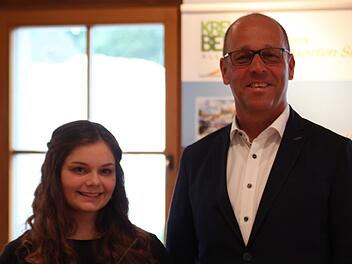 Anja Dziewior erzielte im Abitur die Traumnote 1,6 und wurde dafür im Gemeinderat Wildflecken ausgezeichnet. Bürgermeister Gerd Kleinhenz (PWW) sprach lobende Worte. Foto: Sebastian Schmitt