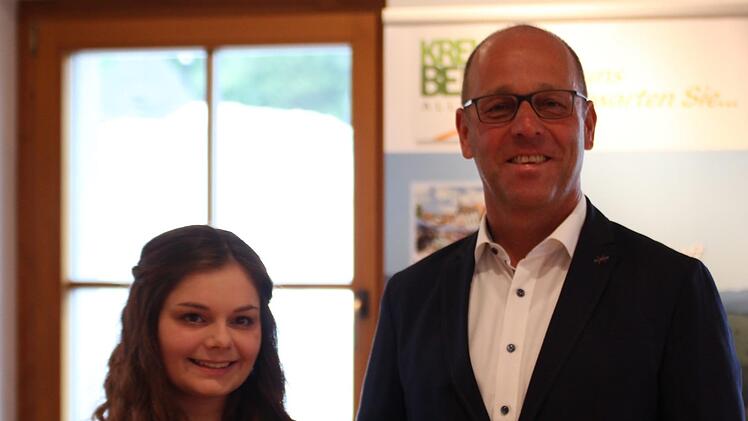 Anja Dziewior erzielte im Abitur die Traumnote 1,6 und wurde dafür im Gemeinderat Wildflecken ausgezeichnet. Bürgermeister Gerd Kleinhenz (PWW) sprach lobende Worte. Foto: Sebastian Schmitt