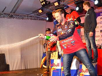 Benjamin Meusel (mit der Sektflasche) feiert in Zschopau das Ende einer schwierigen Saison.  Foto: privat