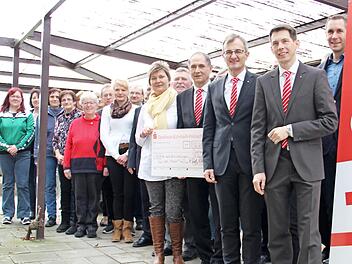 Die Sparkasse hat kurz vor Weihnachten 12 250 Euro an Thurnauer Vereine gespendet. Foto: Katharina Müller-Sanke