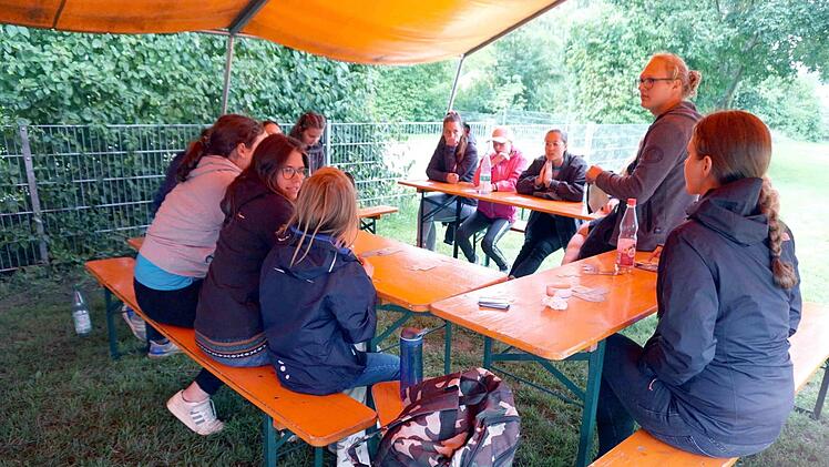 Bei Regen, wie am Donnerstag im Ortsteil Hammerbach, wird eben unter dem Zeltdach gespielt.