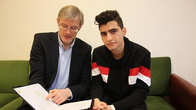 Hossein darf   bis zum Ende seiner Ausbildung Anfang 2023 jedenfalls sicher nicht abgeschoben.  Unser Bild zeigt ihn mit Pfarrer J&uuml;rgen Singer. Foto: Archiv/Alexander Hartmann